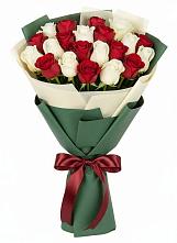 Букет Микс из красных и белых роз в Мирном