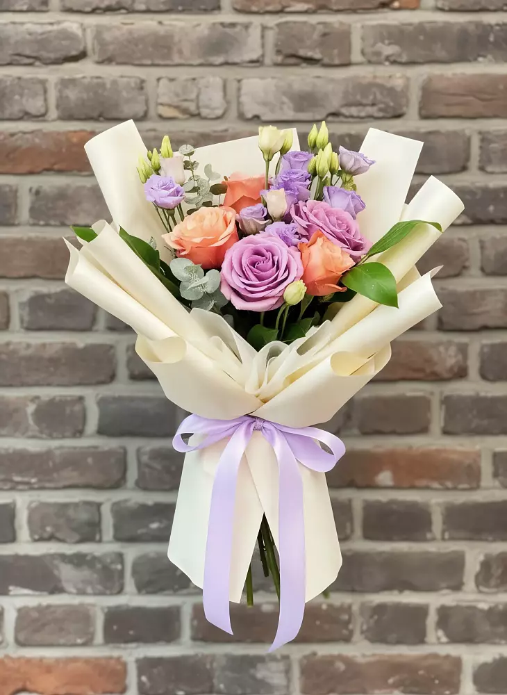 Букет цветов из: Лизиантусы и Розы в Мирном