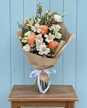 Букет цветов из:  Альстромерии, Лизиантусы, Розы и Хризантемы в Мирном