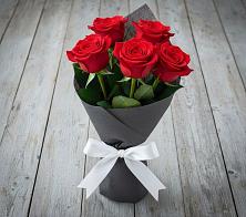 Букет 5 Красных роз Эдлесс Лав в Мирном