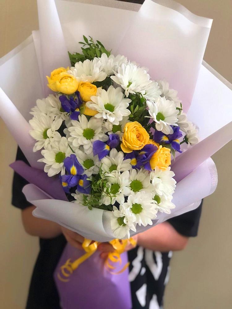Букет цветов из: Ирисы, Хризантемы и Розы в Мирном