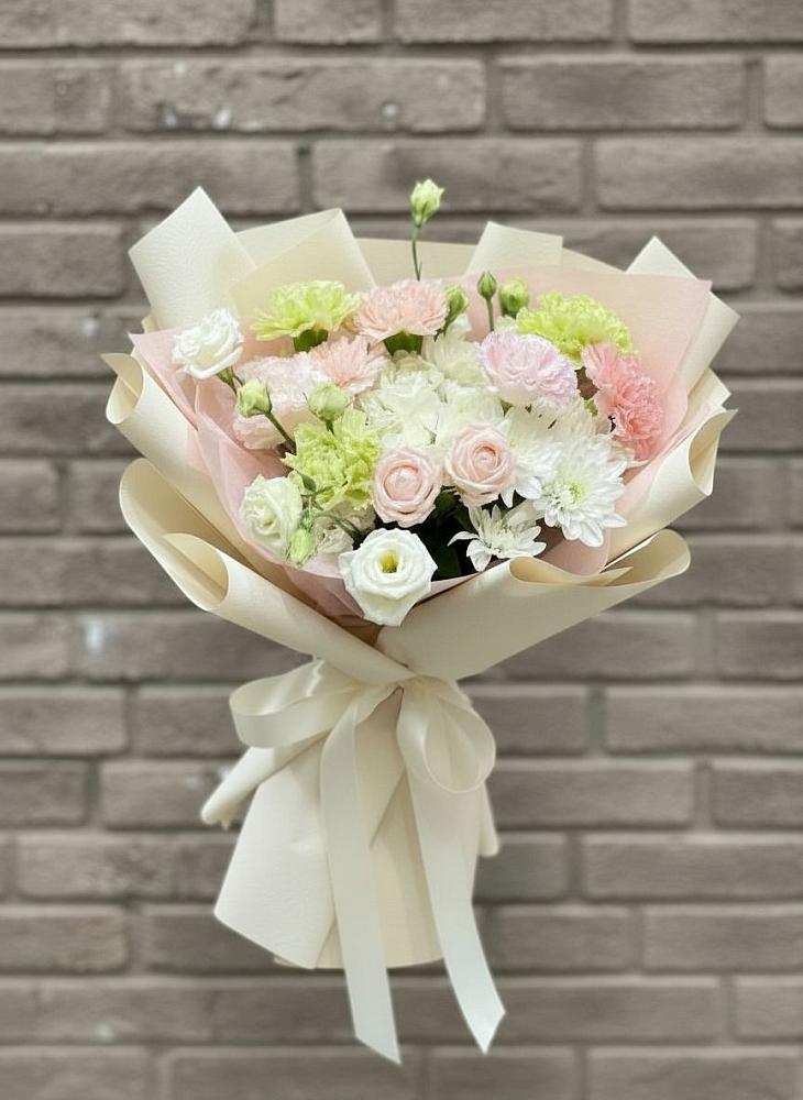 Букет цветов из: Гвоздики, Розы, Лизиантусы и Хризантемы в Мирном