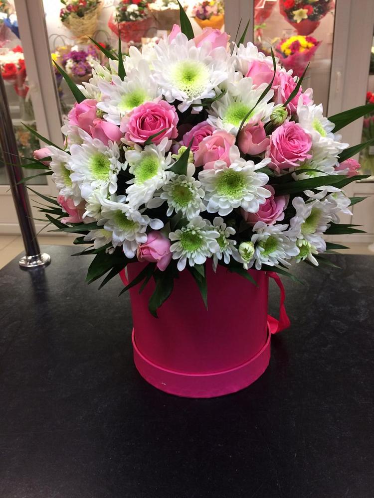 Цветочная композиция из Розы и Хризантемы в шляпной коробке в Мирном