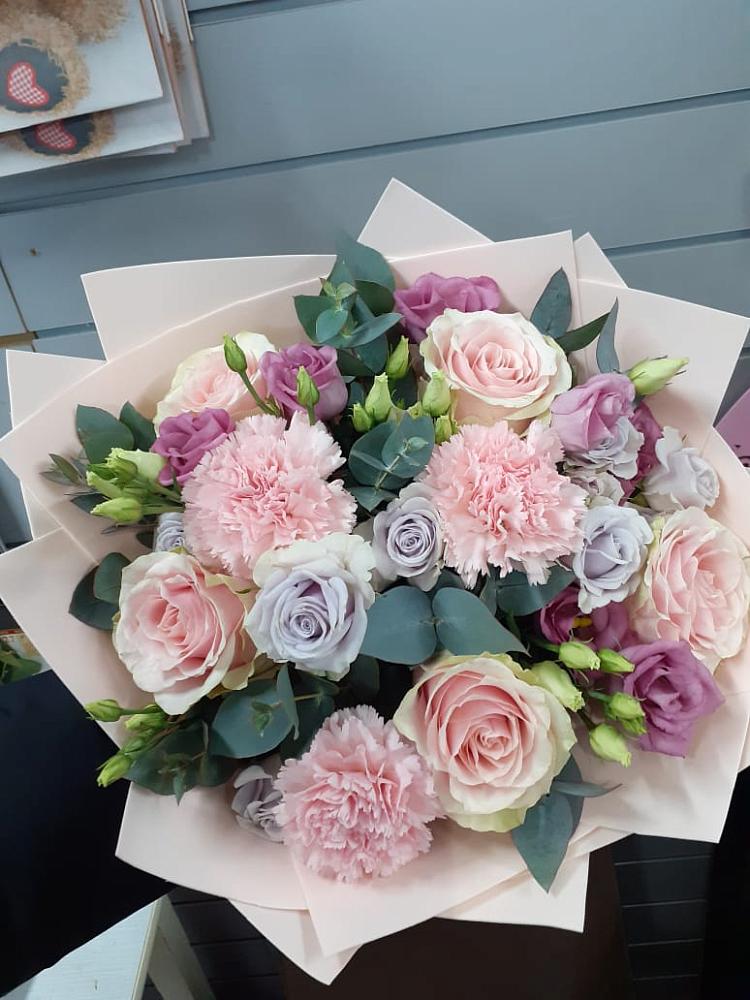 Букет цветов из: Розы, Гвоздики и Лизиантусы в Мирном