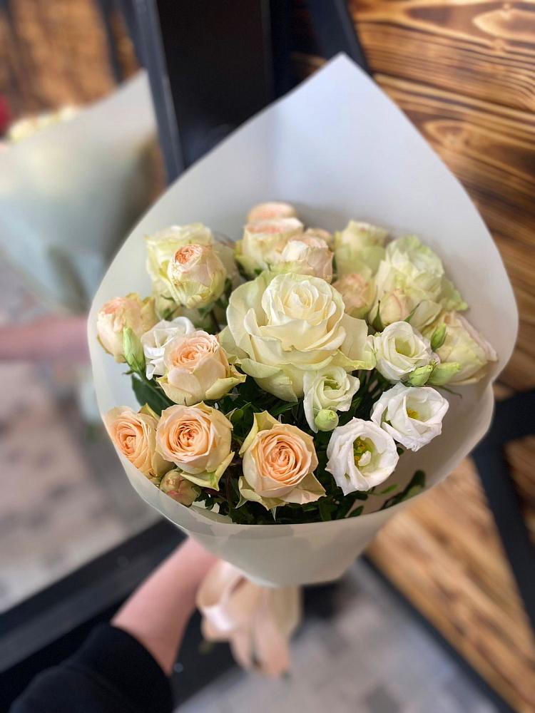 Букет цветов из: Розы и Лизиантусы в Мирном